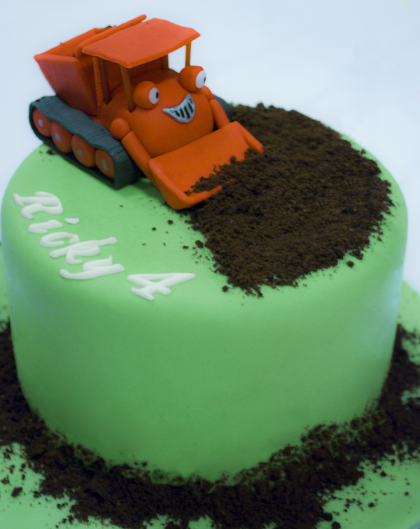Foto della torta con l'escavatrice di Bob che lavora nella "terra"